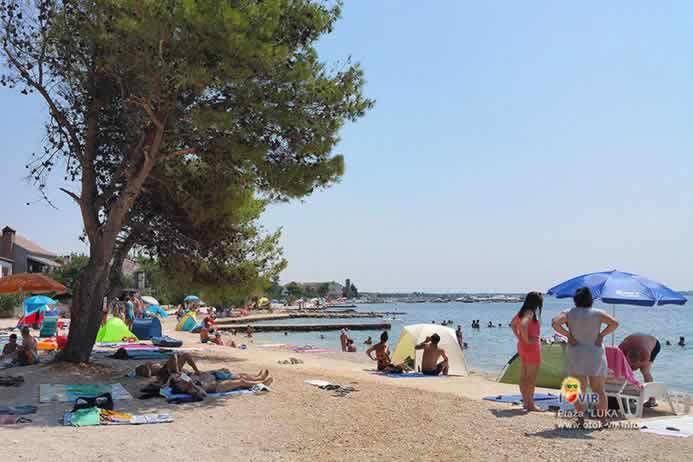 Sunčanje i kupanje na plaži Luka u Viru