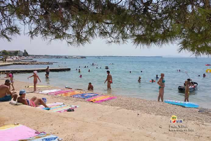 Turisti na plaži marine Luka na Viru