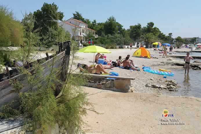 Oronuli stari drveni brod na pješćanoj plaži Luka na Viru