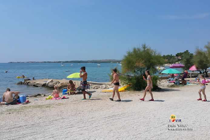 Djeca na šljunčanoj plaži na Viru