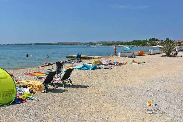 Rekviziti i ležaljke na sunčanoj plaži uz more