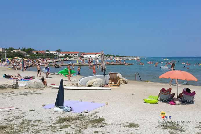 Sunčanje i kupanje na plaži mala Slatina na Viru