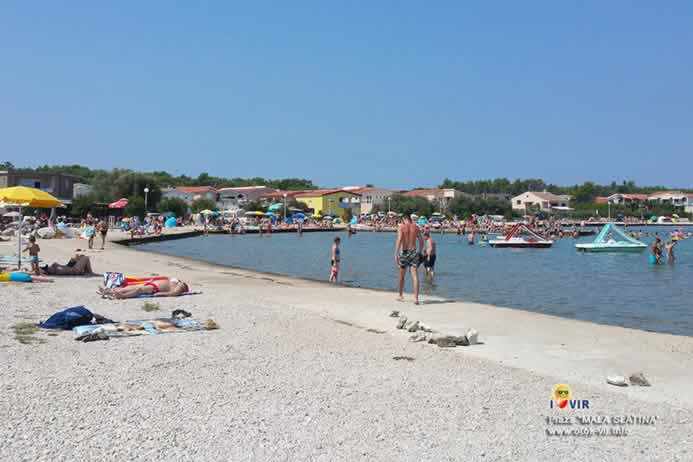 Šljunčano betonirana plaža s kupačima