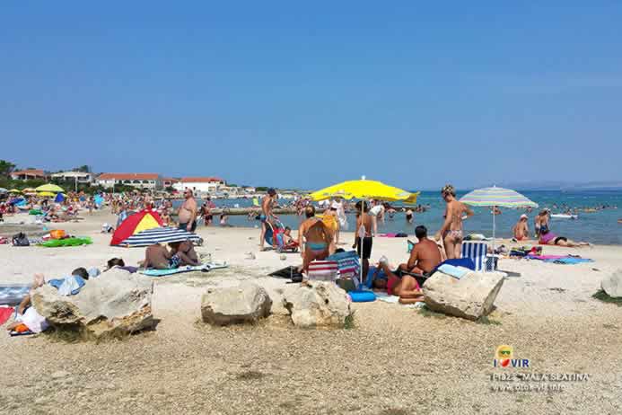 Plaža s turistima