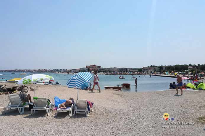 Sunčanje na plastičnim ležaljkama s pogledom na more