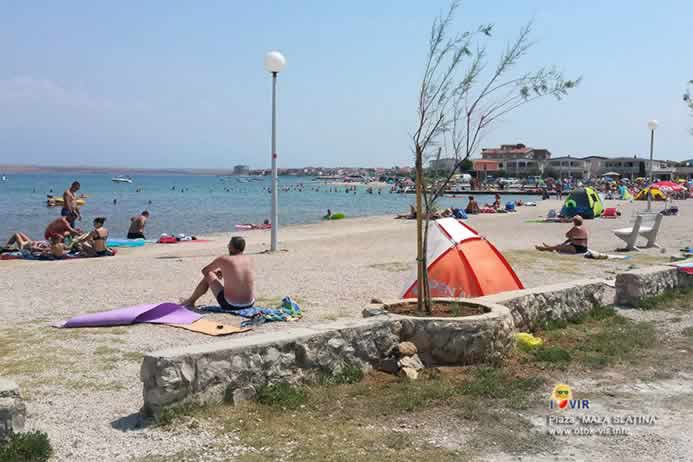 Pogled na plažu s kupačima