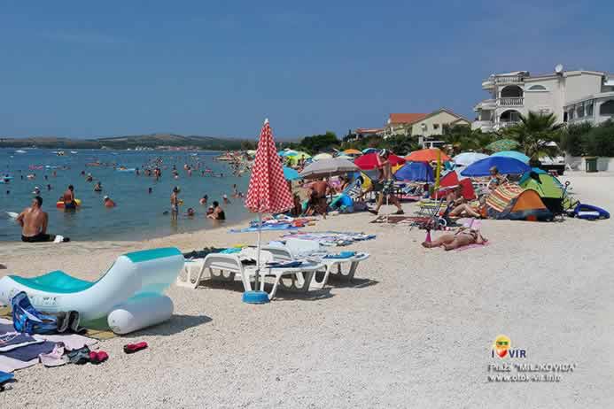 Turisti na prepunoj plaži Miljkovica na otoku Viru