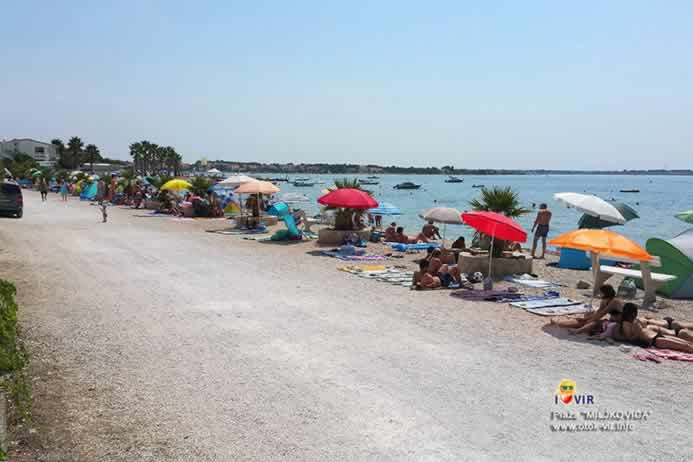 Makadamska cesta uz plažu prepunu turista