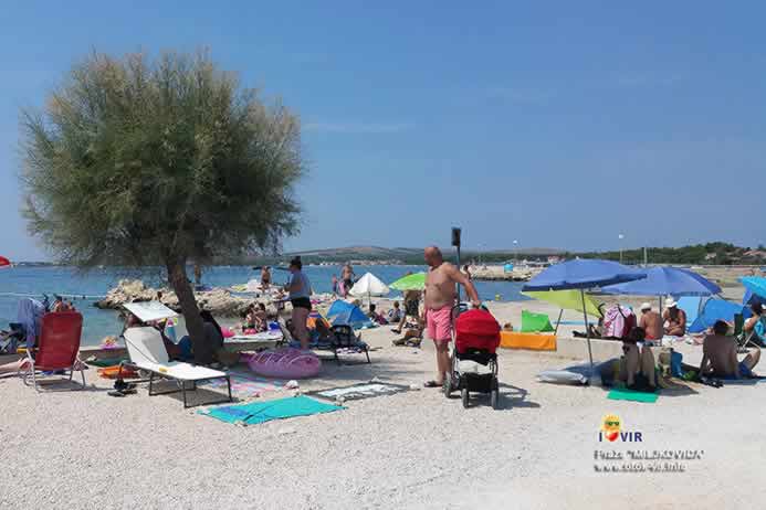 Ljetni odmor na plaži punoj turista