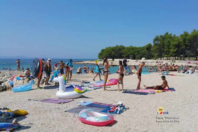 Sunčanje i kupanje na plaži Pedinka