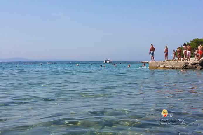 Pogled iz mora na plažu Pedinka otok Vir