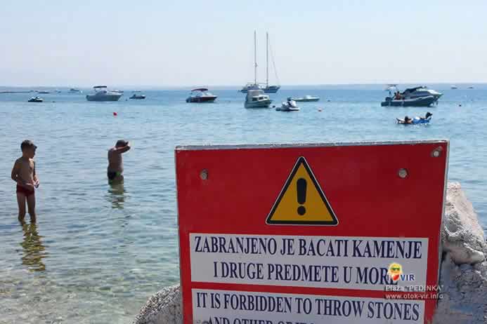 Natpis sa zabranom bacanja kamenja i drugih predmeta u more