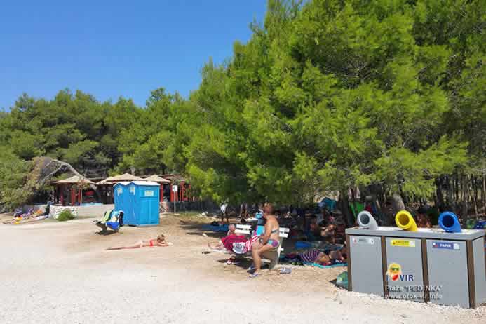 Kontejneri za reciklažu i sanitarni čvor na plaži Pedinka