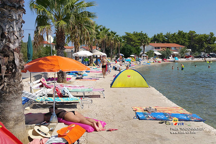 Turisti na plaži Radovanjica na Viru