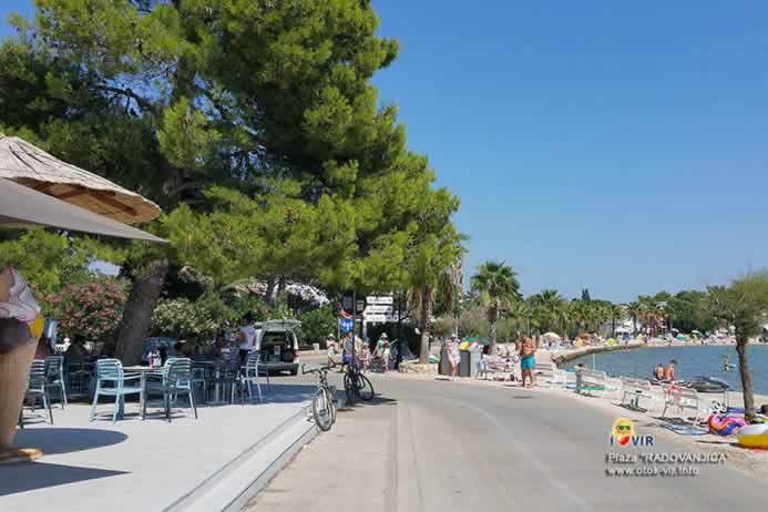 Slastičarnica uz cestu i plažu Radovanjica na otoku Viru