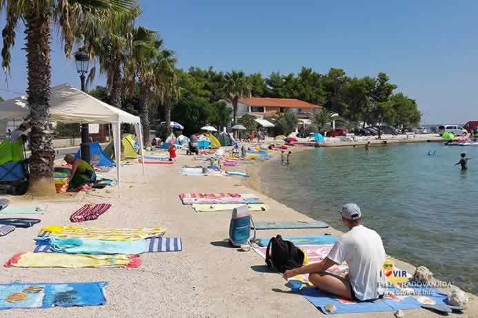 Sunčanje uz more na plaži Radovanjica na Viru