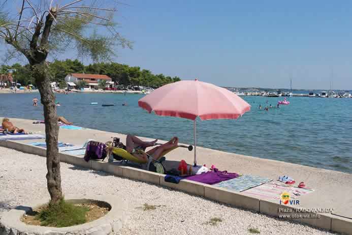 Ljetno odmaranje pod suncobranom uz tamaris i šum mora