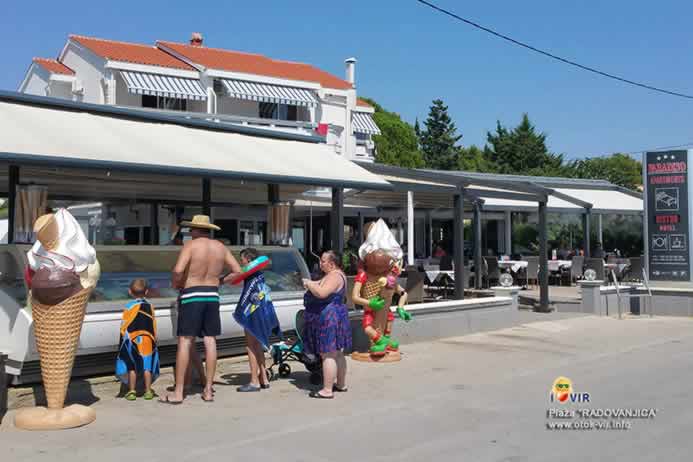 Veliki hladnjak sa sladoledima uz pizzeriu