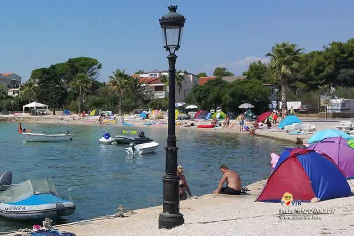 Lanterna na šljunčanoj plaži pored mora