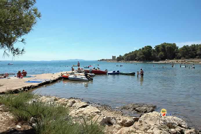 Mol u uvali Sapavac s pogledom na utvrdu Kaštelinu