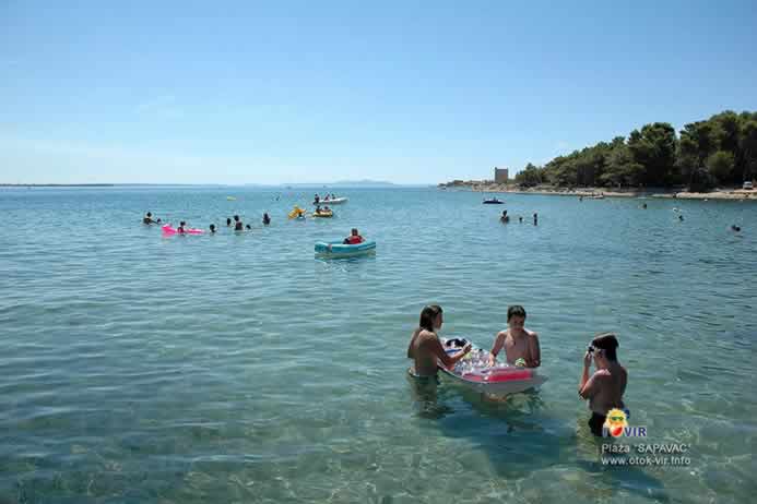 Kupanje u pličaku pored venecijanske utvrde kašteline