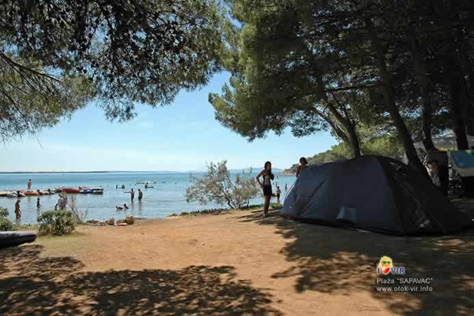 Autokamp sa šatorom u borovoj šumi s pogledom na more i zaljev