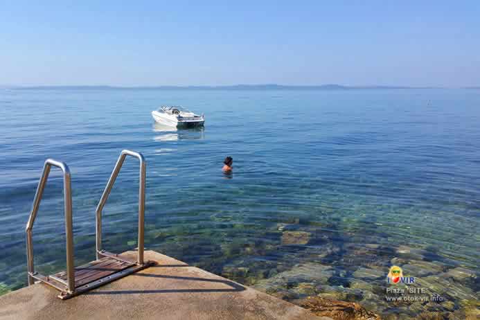 Kameno šlunčana plaža Site otok Vir