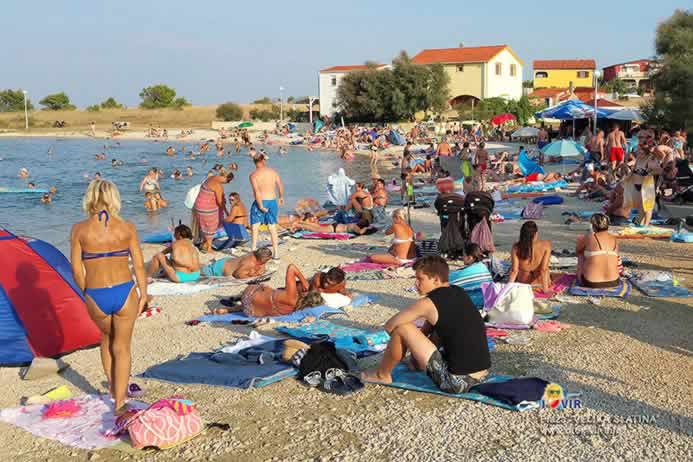 Plaža puna turista