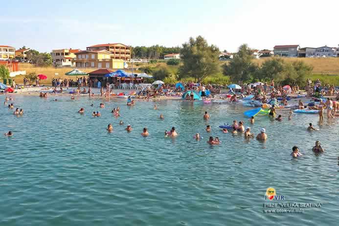 Kupanje na moru ispred plaže Velika Slatina na otoku Viru