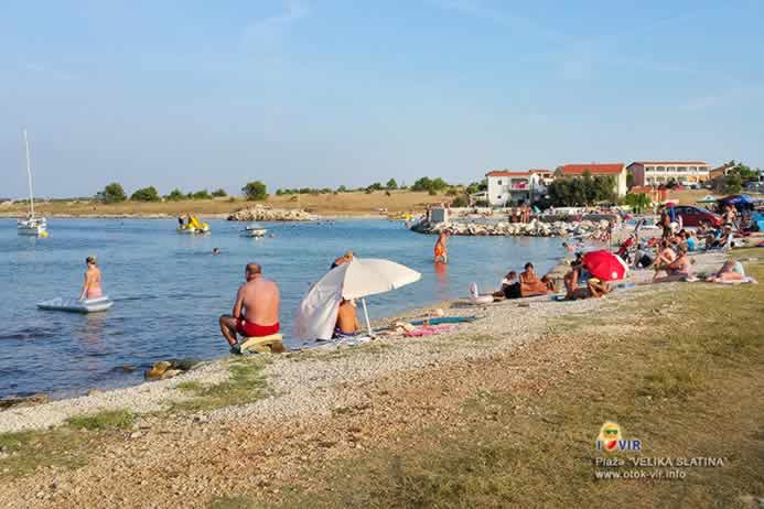 Turisti uživaju na molu pored glavne plaže