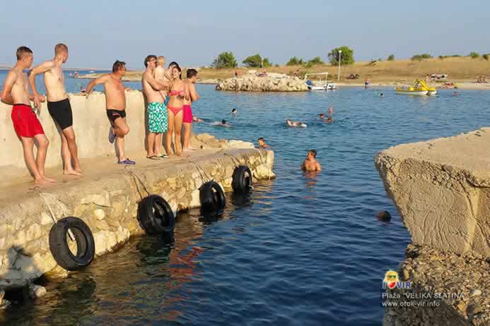 Čekanje u redu za skakanje sa betoniranog mola