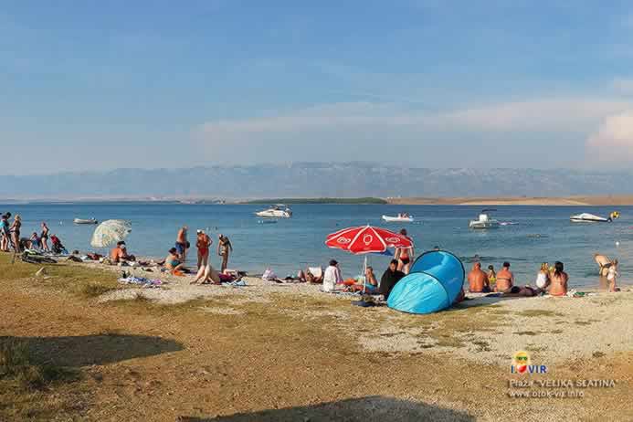 Plaža i pogled na planinu Velebit