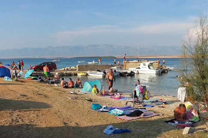 Lučica za brodove okružena kupačima na plaži