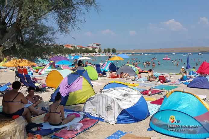 Šatori i rekviziti na plaži Žitna na otoku Viru