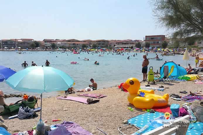 Suncobrani žuta patkica na napuhavanje rekviziti i kupači na plaži