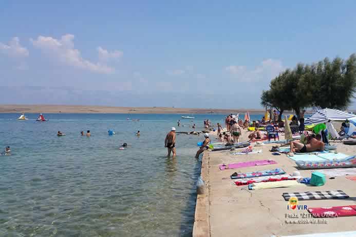 Šareni ručnici na betonskoj plaži pored ulaza u more