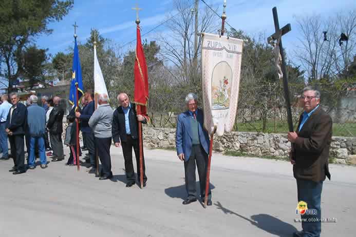 Povorka sa zastavama i raspelom prolazi Virom