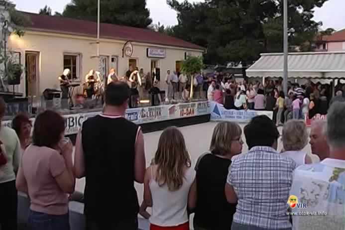 Okupljeni turisiti ispred pozornice na Viru