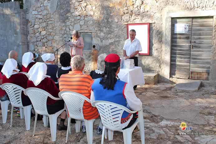 Profesor Ive Bašić obraća se publici na promociji knjige