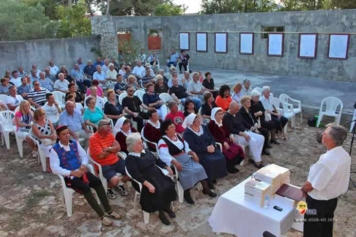 Profesor Ive Bašić prezentira knjigu pred okupljenom publikom