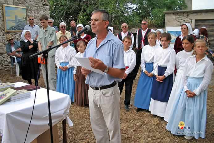 Profesor Ive Bašić drži govor na promociji knjige