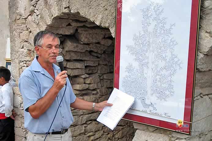 Profesor Ive Bašić ispred rodoslovnog stabla Vučetića