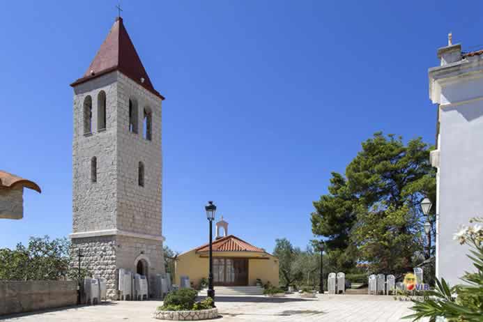 Župni dvor ispred crkve svetog Jurja na otoku Viru