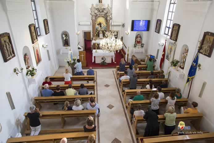 Vjernici u župnoj crkvi svetog Jurja na otoku Viru