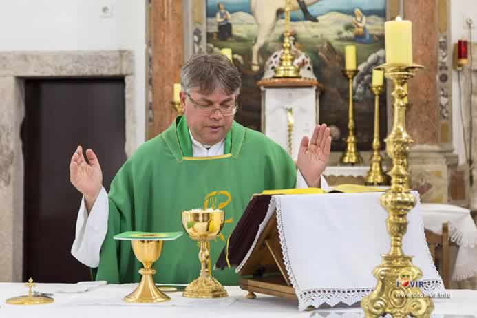 Don Jure Zubović drži propovjed za oltarom u crkvi svetog Jurja